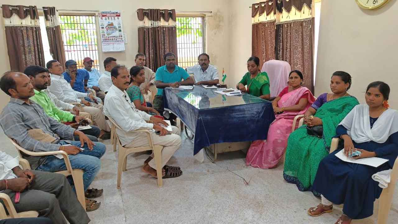 అధికారుల గైర్హాజరుపై ప్రజాప్రతినిధుల ఆగ్రహం