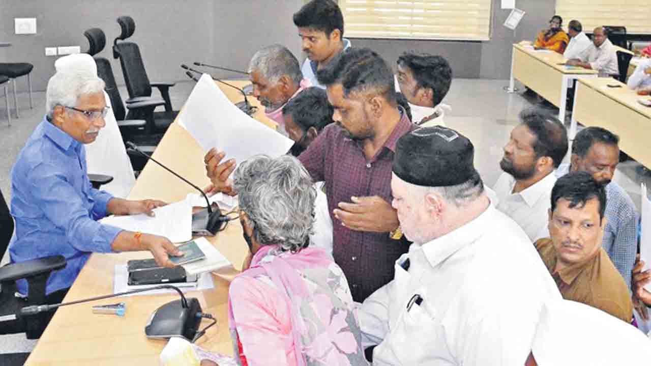 ప్రజావాణి దరఖాస్తులను సత్వరమే పరిష్కరించాలి