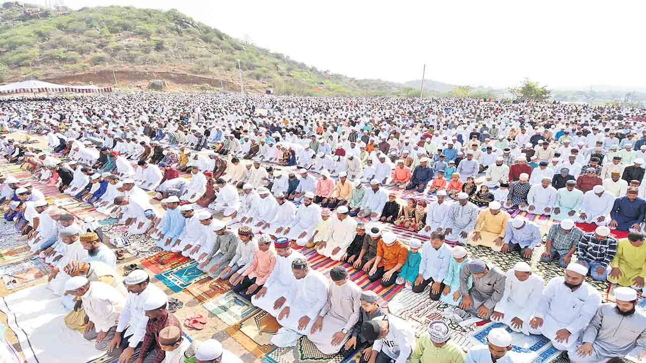 ప్రత్యేక ప్రార్థనలు చేసిన ముస్లింలు