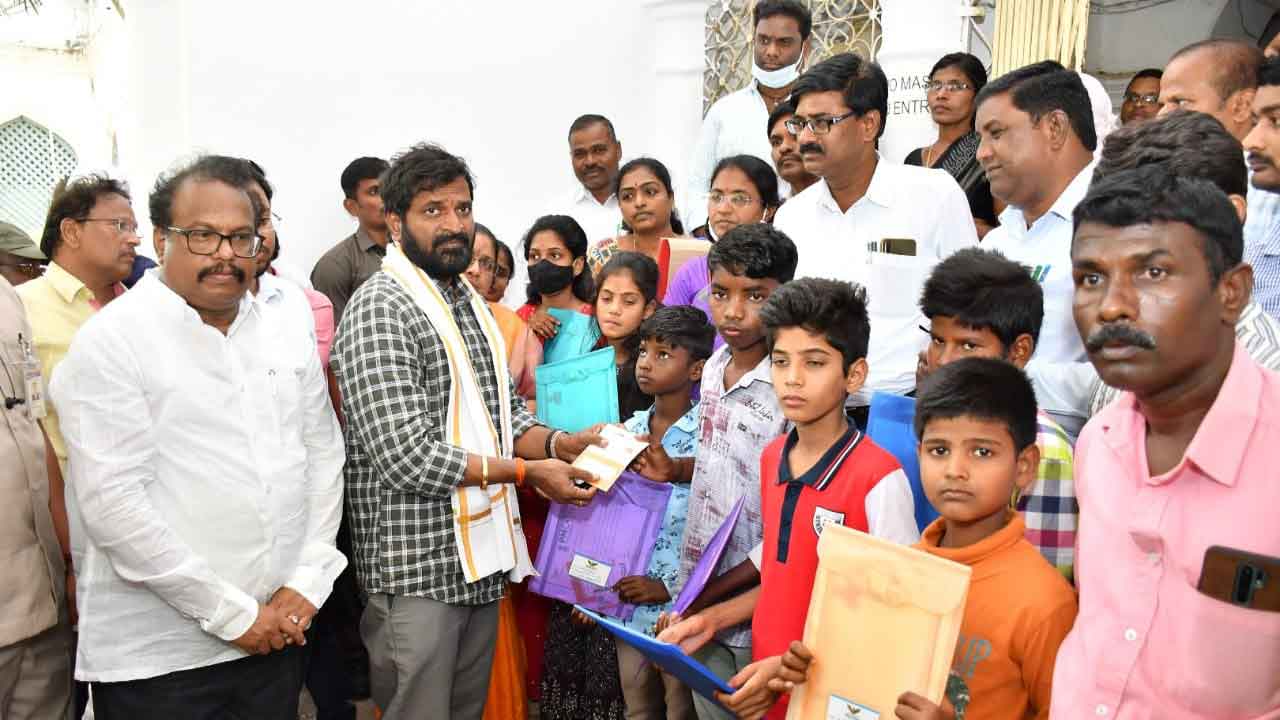 పాదయాత్ర చేయాలి