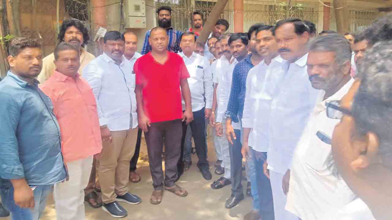 టీఆర్‌ఎస్‌ నేతపై బీజేపీ నేత హత్యాయత్నం