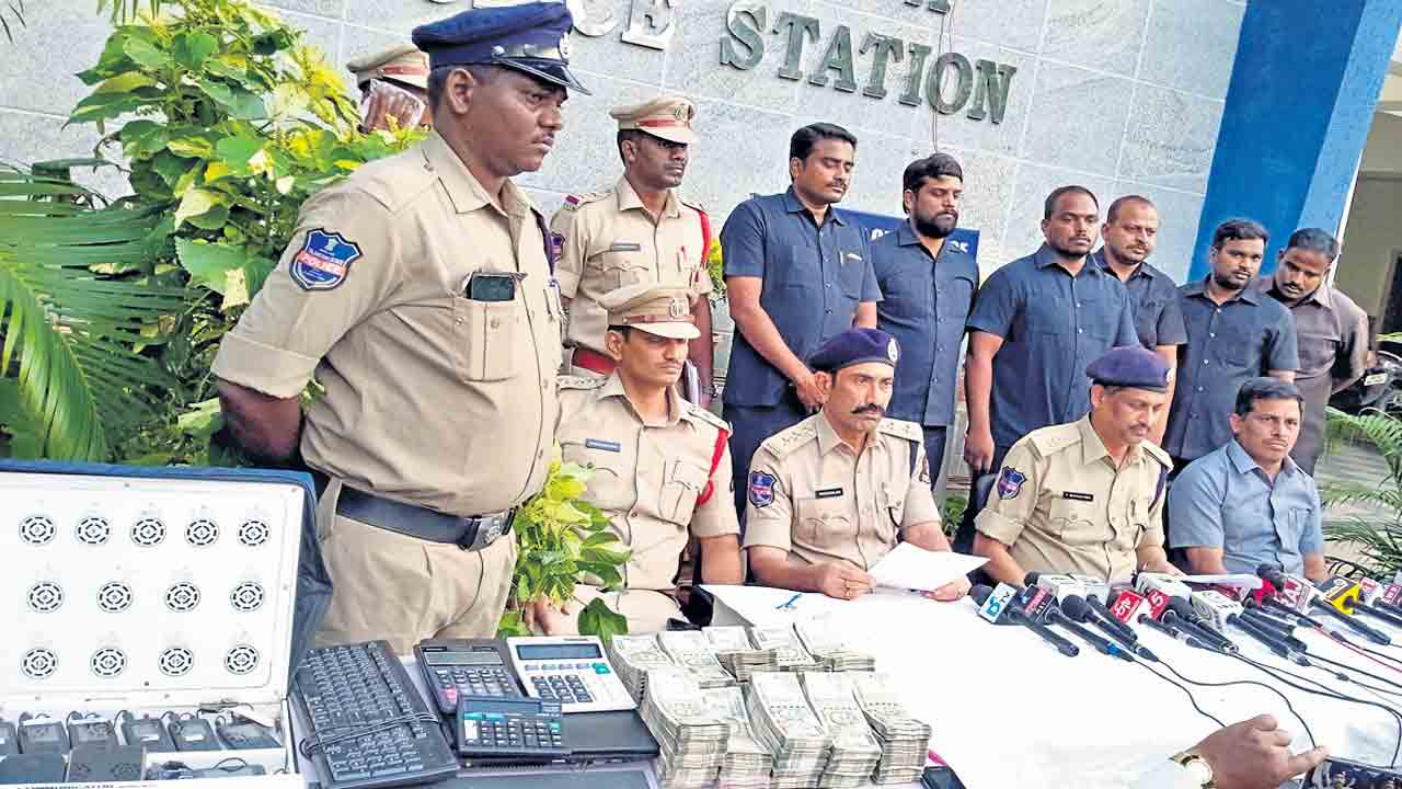 బెట్టింగ్‌ గుట్టు రట్టు.. ముగ్గురు నిందితులు అరెస్టు