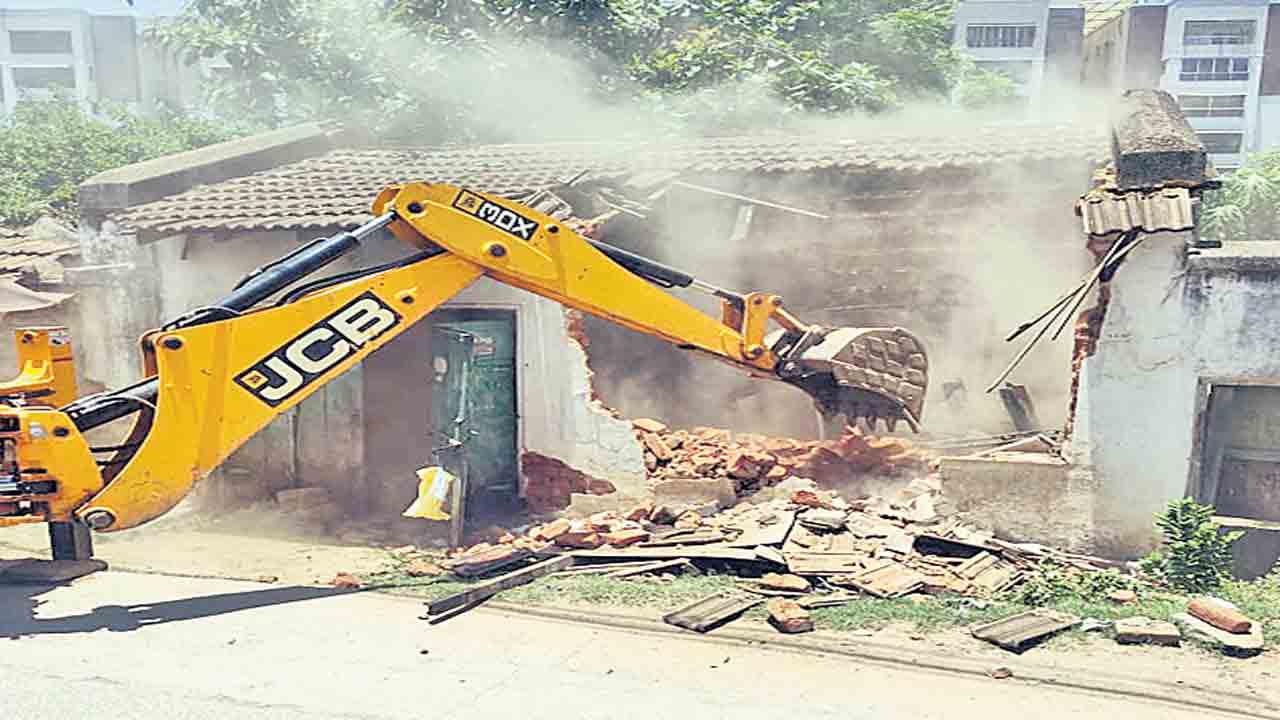 శిథిల ఇండ్లు కూల్చివేత