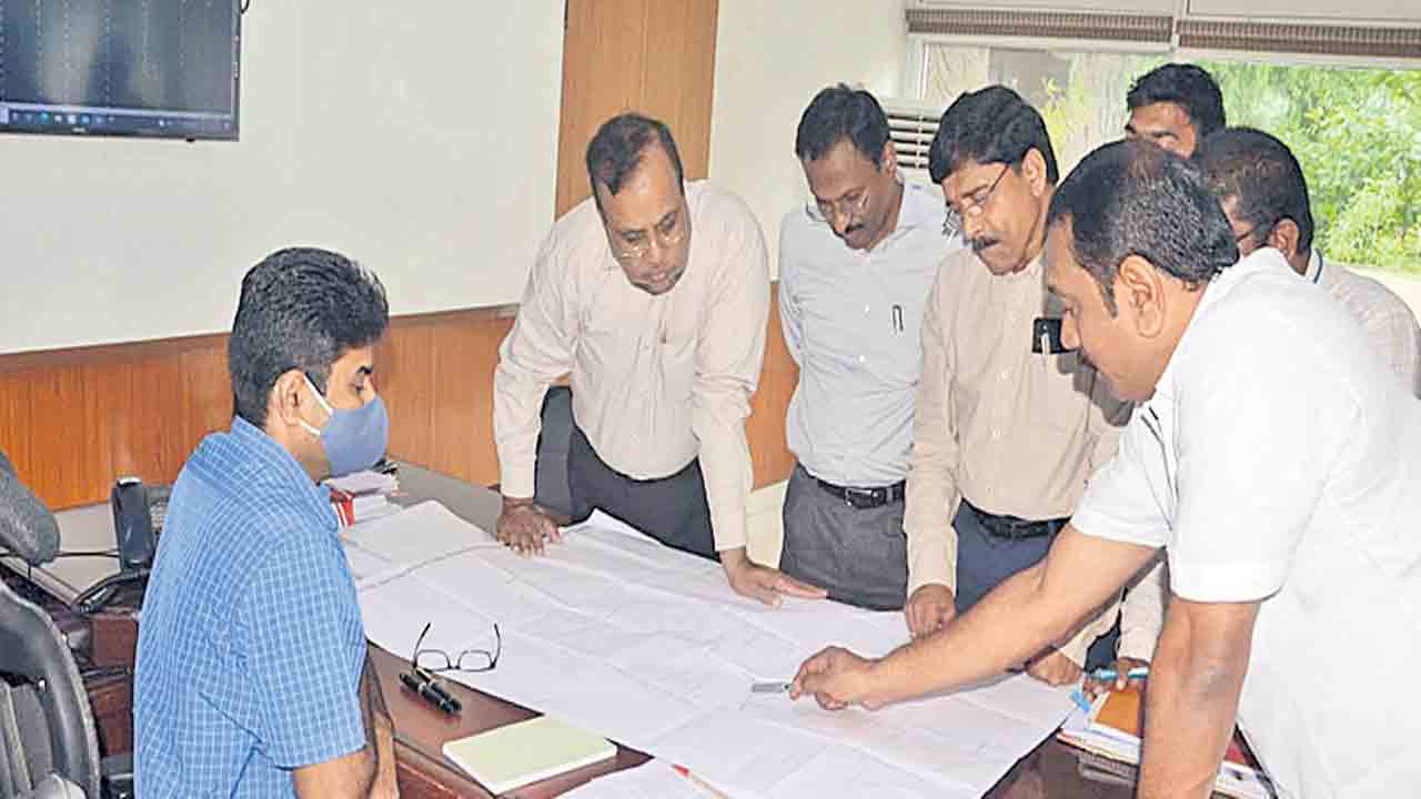 వరద నీటి కాలువల పనులు పూర్తి చేయాలి