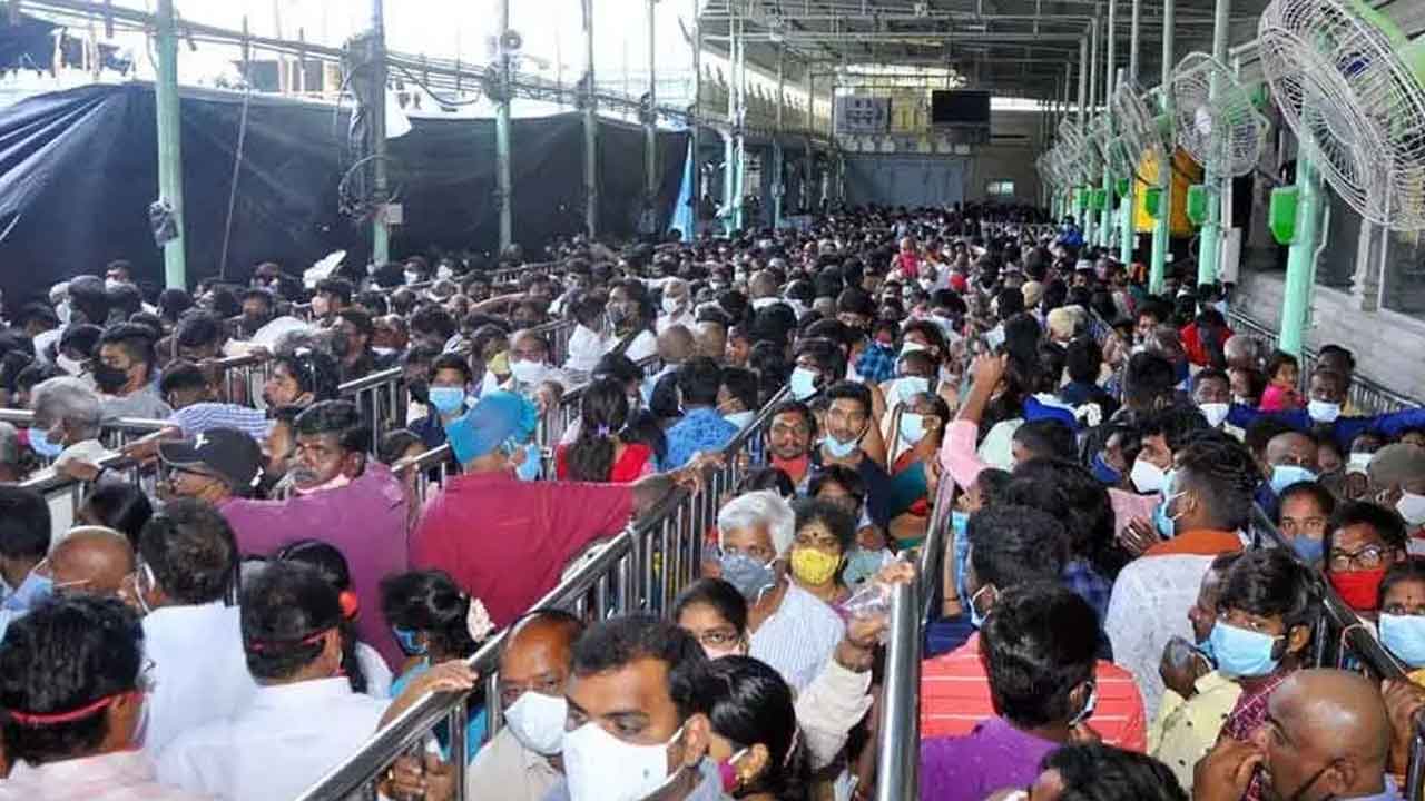తిరుమలలో కొనసాగుతున్న భక్తుల రద్దీ