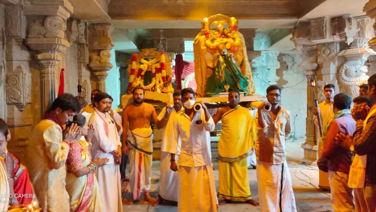 యాదాద్రీశుడికి సంప్రదాయ పూజలు