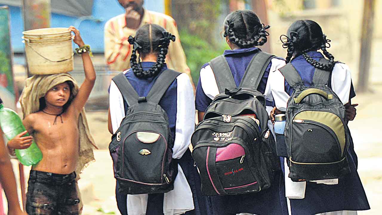 కాలినడకనే బడికి.. 49 శాతం మందికి అందుబాటులో లేని పుస్తకాలు