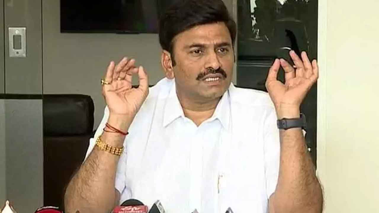 వైసీపీ భవిష్యత్‌ను తలుచుకుంటే భయమేస్తుంది : ఎంపీ రఘురామరాజు