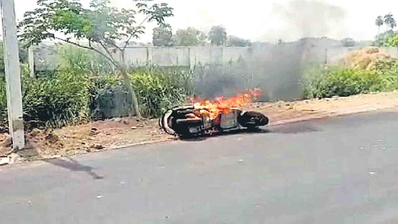 ఎండ వేడికి ద్విచక్రవాహనం దగ్ధం