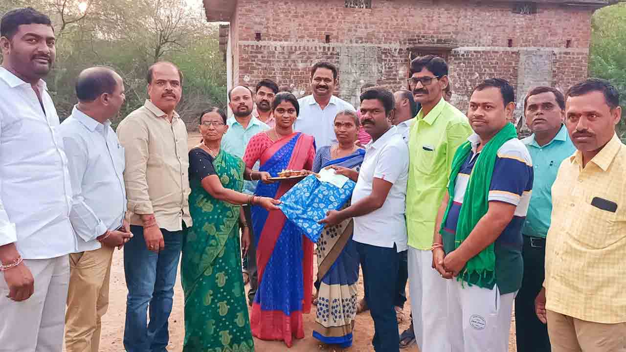 ముచ్చటిస్తూ.. చెక్కులిస్తూ..