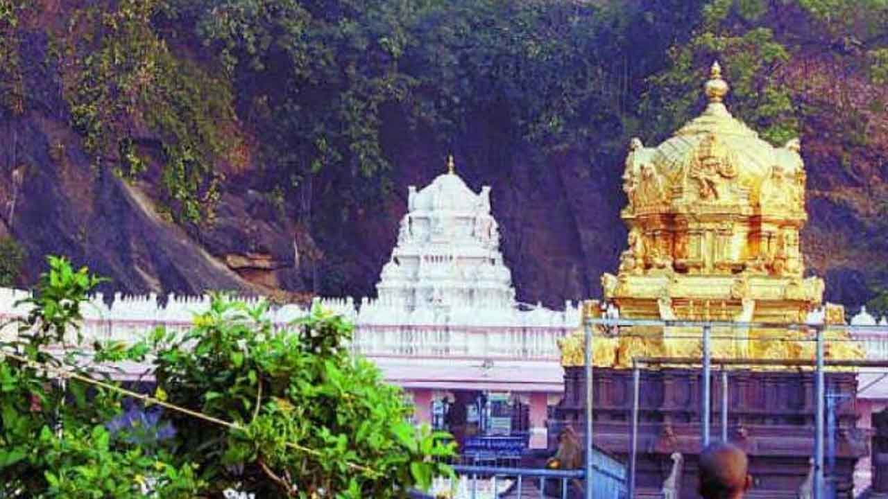 ఆ గుడిలో పంచె కంపల్సరీ .. లేకుంటే ఫైన్‌ కట్టాల్సిందే