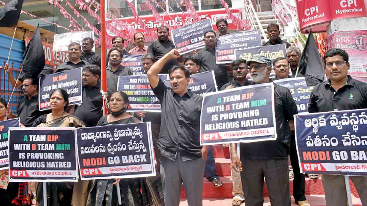 ప్రజల హక్కులను కాలరాస్తున్న కేంద్రం : సీపీఐ