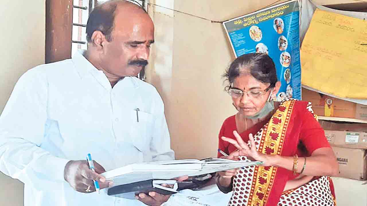 అంగన్‌వాడీ స్కూల్‌.. ఆకస్మిక తనిఖీ