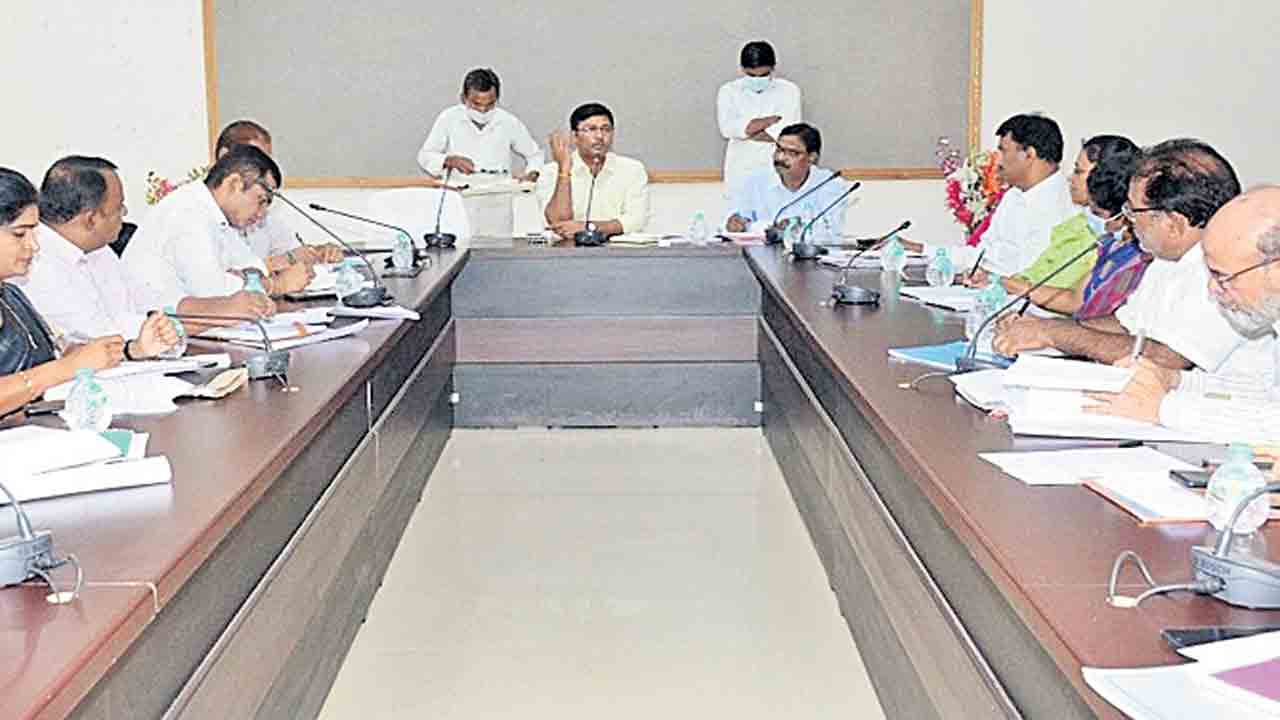 పల్లె, పట్టణ ప్రగతిని విజయవంతం చేయాలి