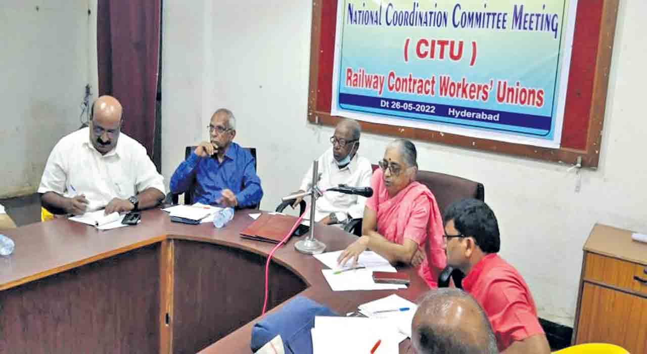 రైల్వే కాంట్రాక్ట్‌ కార్మికులను క్రమబద్ధీకరించాలి