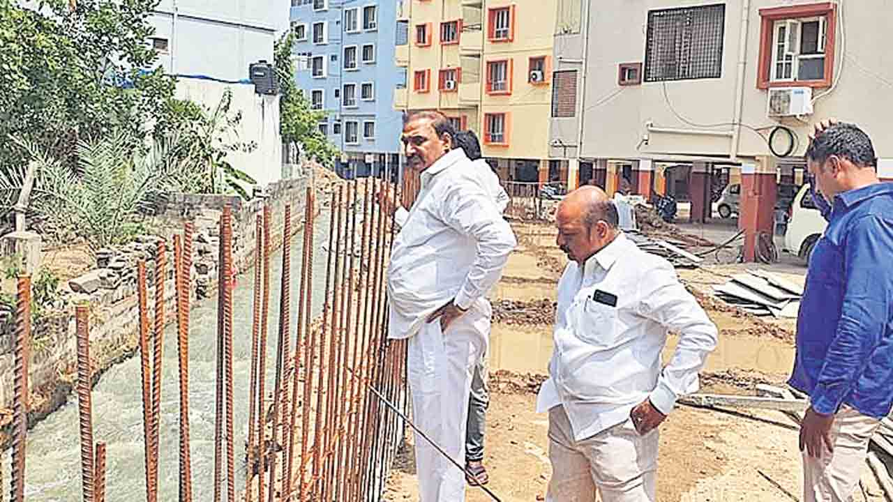 నాలా విస్తరణ పనుల్లో వేగం పెంచాలి