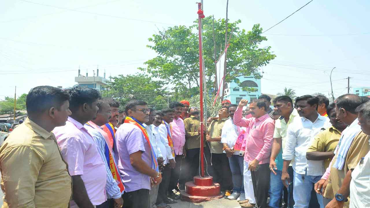 కార్మికులకు గులాబీ అండ