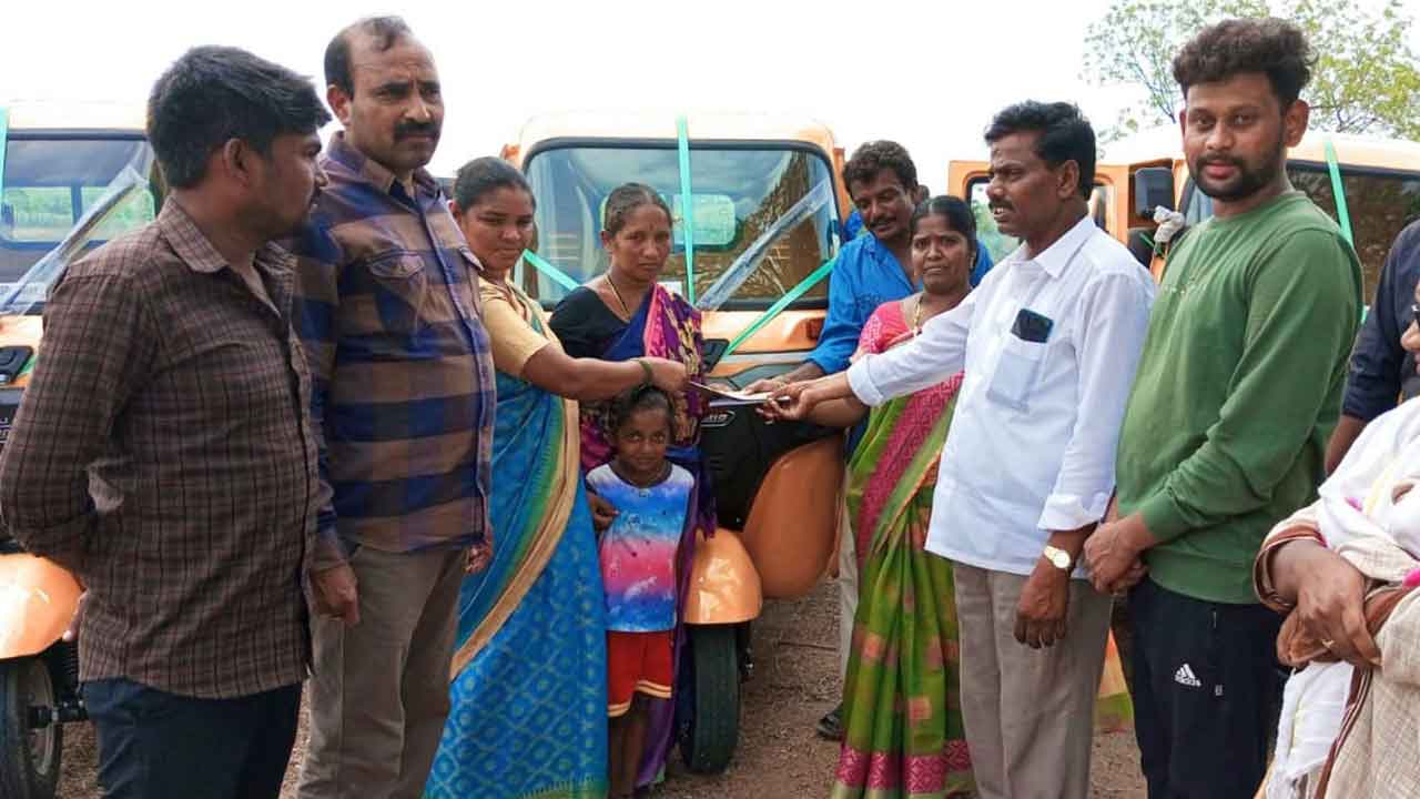 లబ్ధిదారులకు దళితబంధు యూనిట్ల పంపిణీ