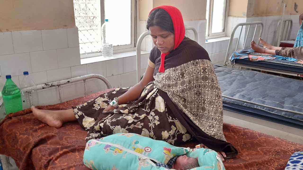 దవాఖాన ఆవరణలో ప్రసవం