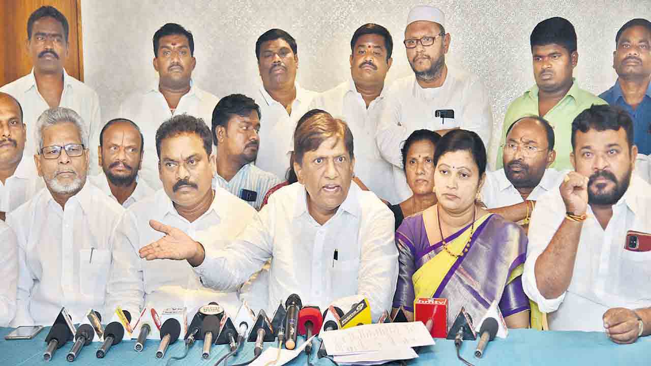 మైనార్టీలు ‘బండి’ ట్రాప్‌లో పడద్దు