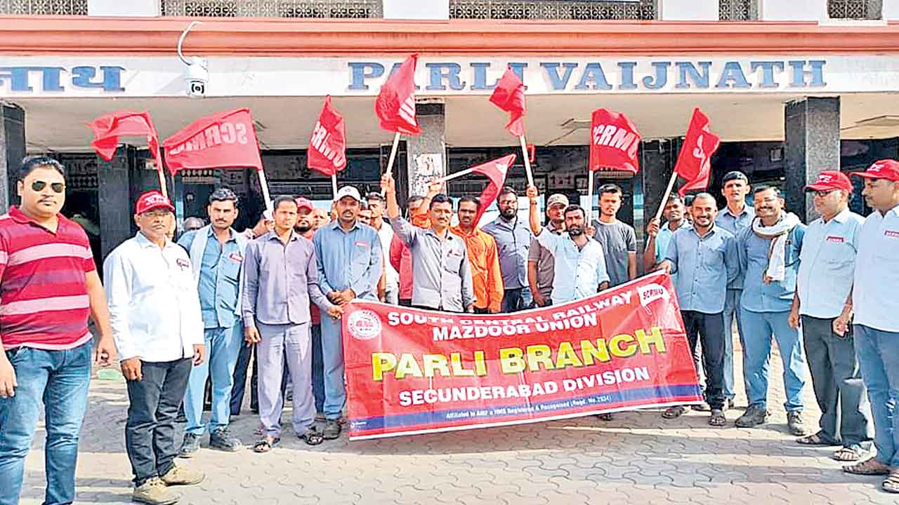 ఉద్యోగాల భర్తీపై రైల్వేశాఖ నిర్లక్ష్యం