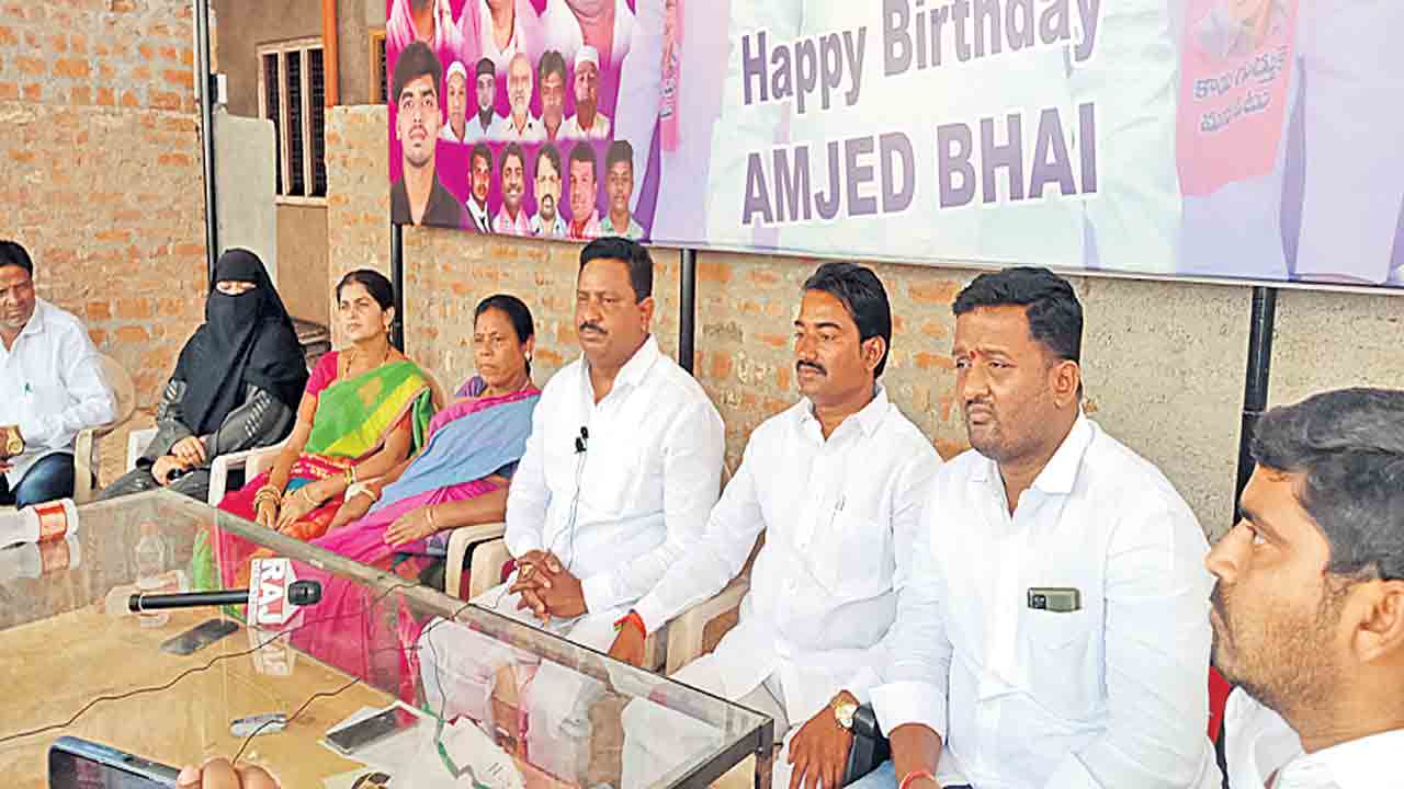 నిధులున్నప్పటికీ.. పనులు చేయడం లేదు.