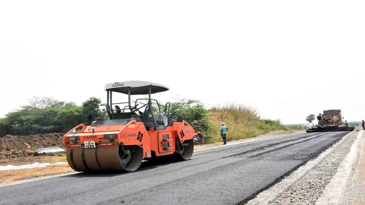 టెక్స్‌టైల్‌ పార్కులో చకచకా పనులు