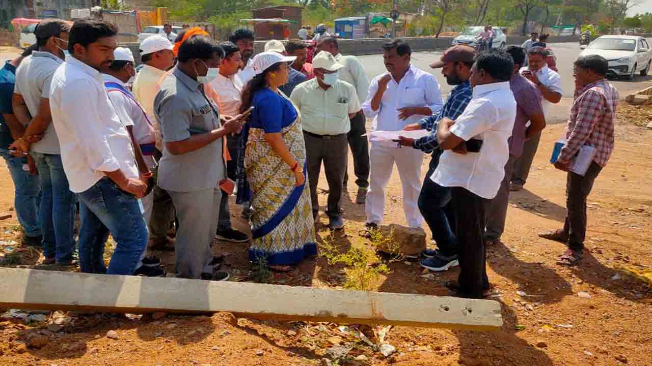 డివిజన్లలో మౌలిక వసతులు కల్పించాలి
