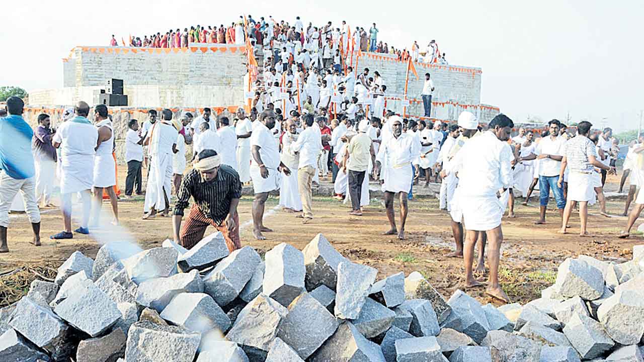 వైభవంగా శిలా ప్రక్షేపణ సేవా మహోత్సవం