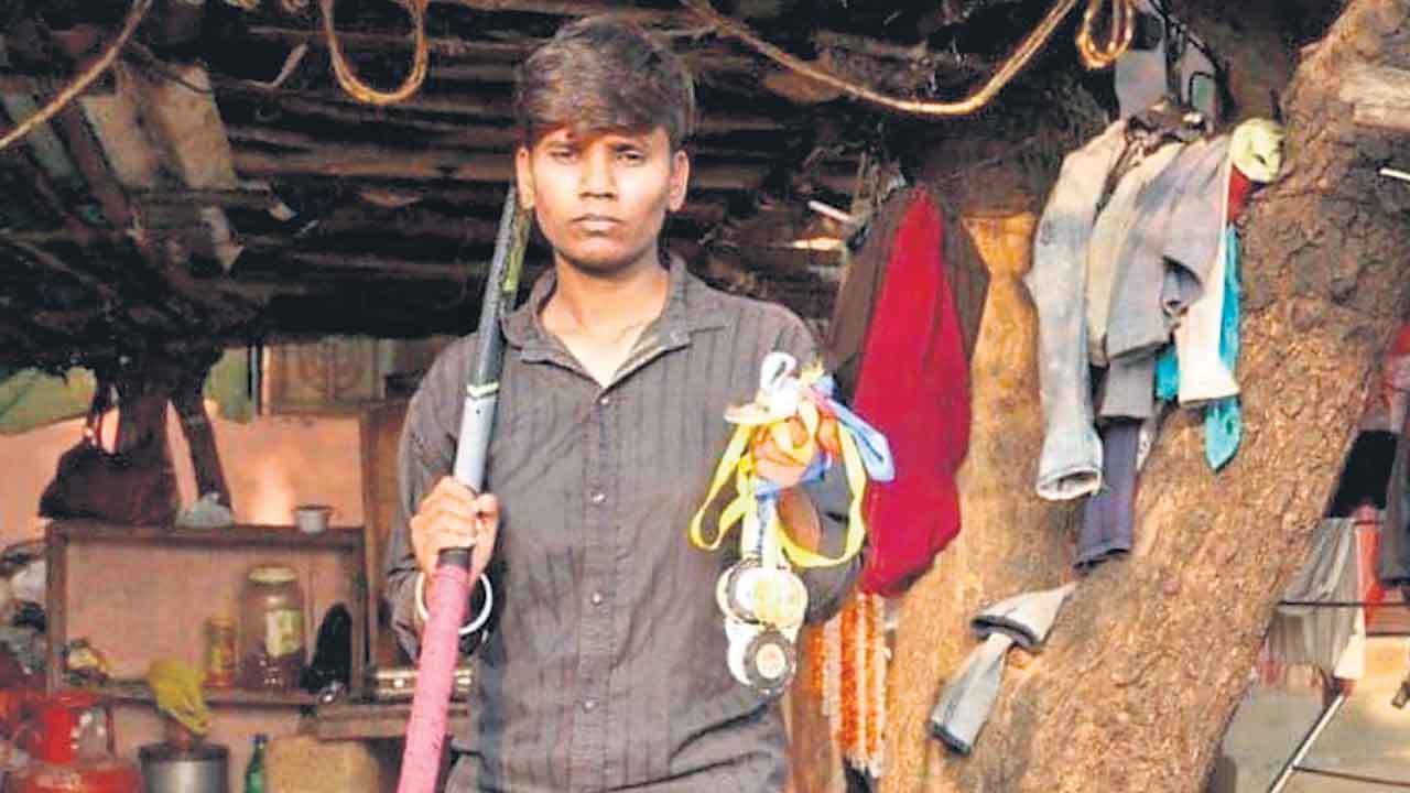 రోడ్డున పడ్డ జాతీయ హాకీ ప్లేయర్‌