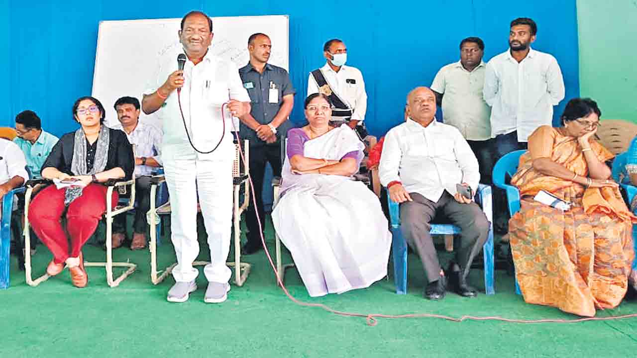 పట్టుదలతో చదివి కొలువులు సాధించండి