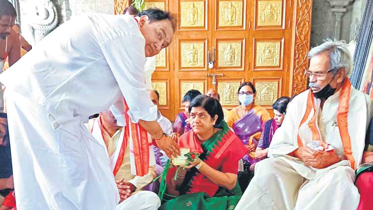 యాదాద్రీశుడి సన్నిధిలో హైకోర్టు న్యాయమూర్తి