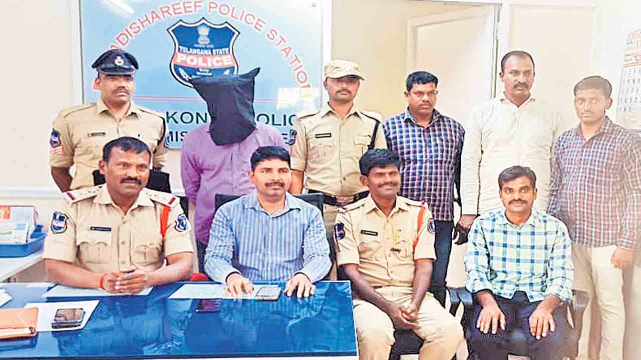 నకిలీ పోలీస్‌ అరెస్టు