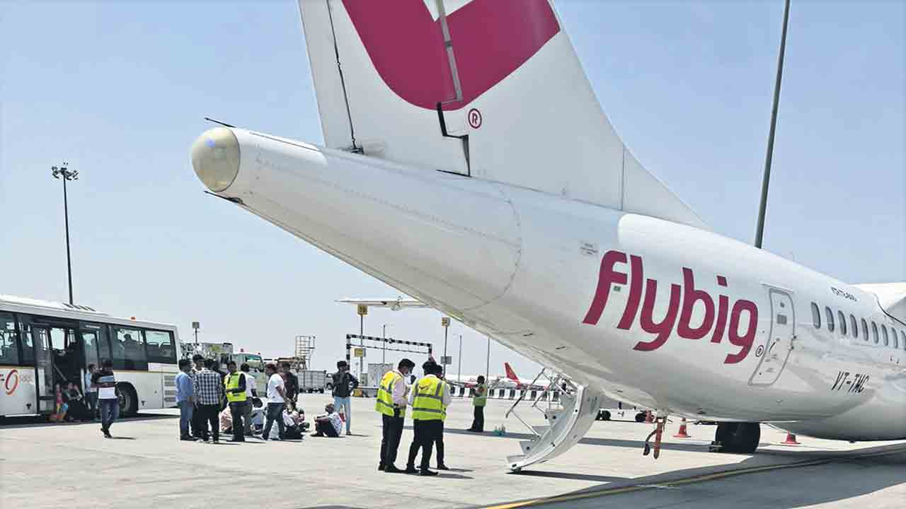 సాంకేతిక సమస్య.. రన్‌వేపై నిలిచిన విమానం