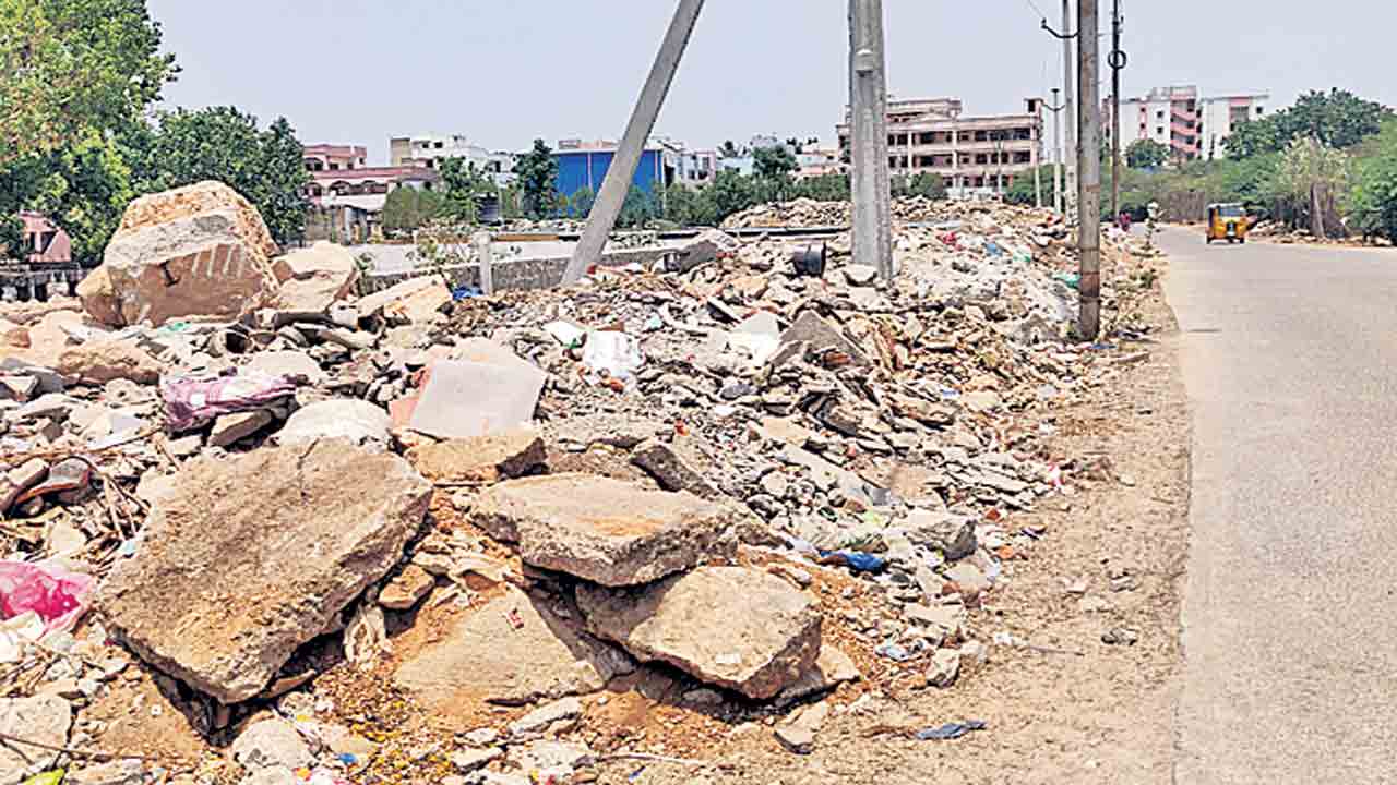 చెరువుకట్ట.. వ్యర్థాల గుట్ట