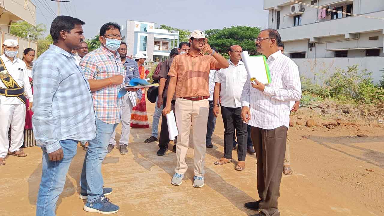 అవసరాలకు అనుగుణంగా మౌలిక వసతులు ఉండాలి