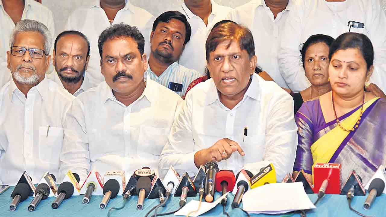 బ్రిటీషోళ్లు.. బీజేపోళ్లకు తేడా లేదు