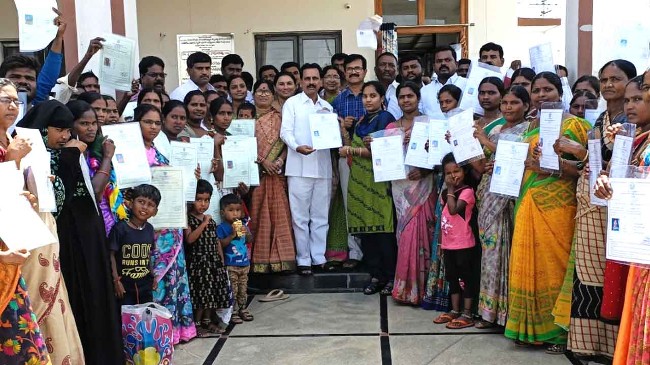 పేదలు ఆత్మగౌరవంగా బతికేందుకే డబుల్‌ బెడ్రూం ఇండ్లు