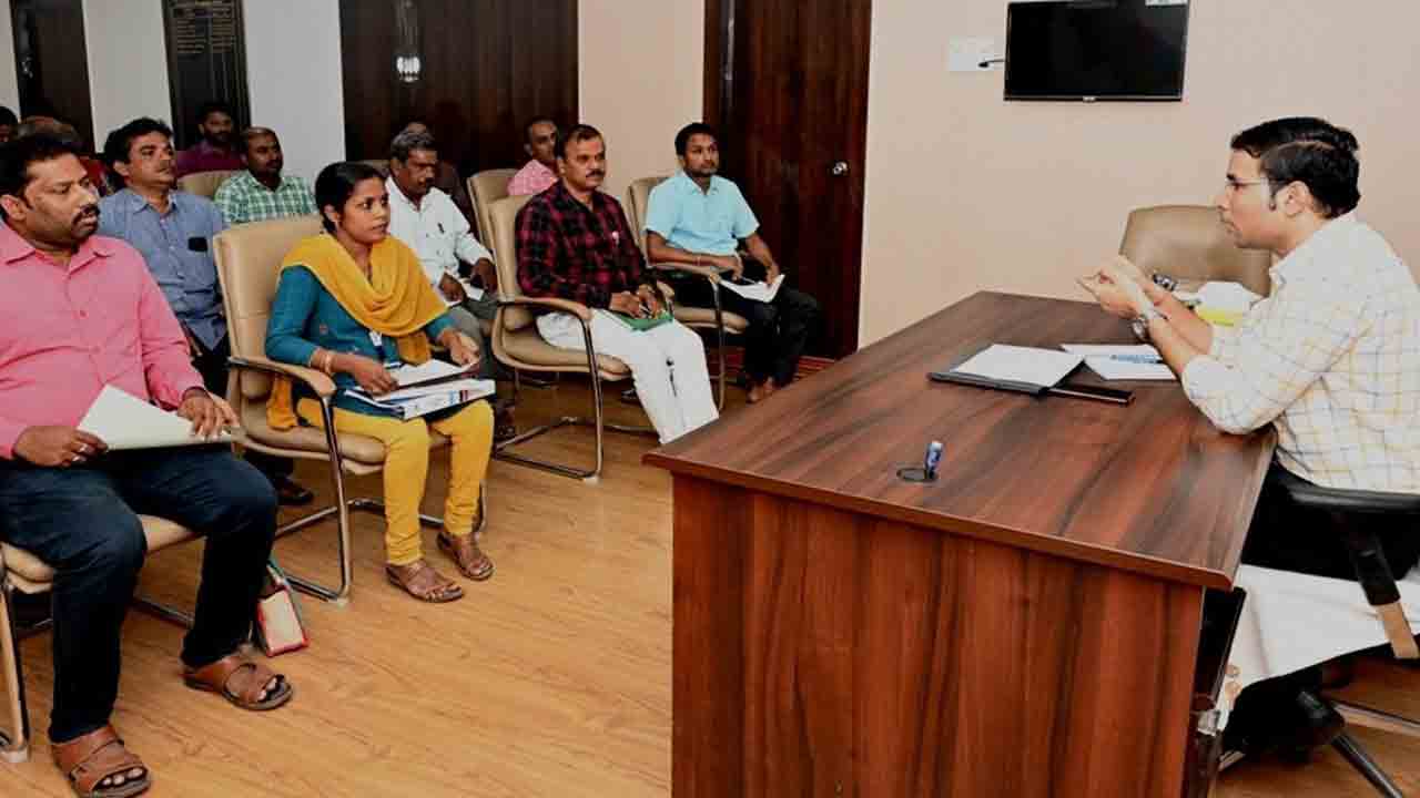 రైతులు ఈకేవైసీని అప్‌డేట్‌ చేసుకునేలా చూడాలి