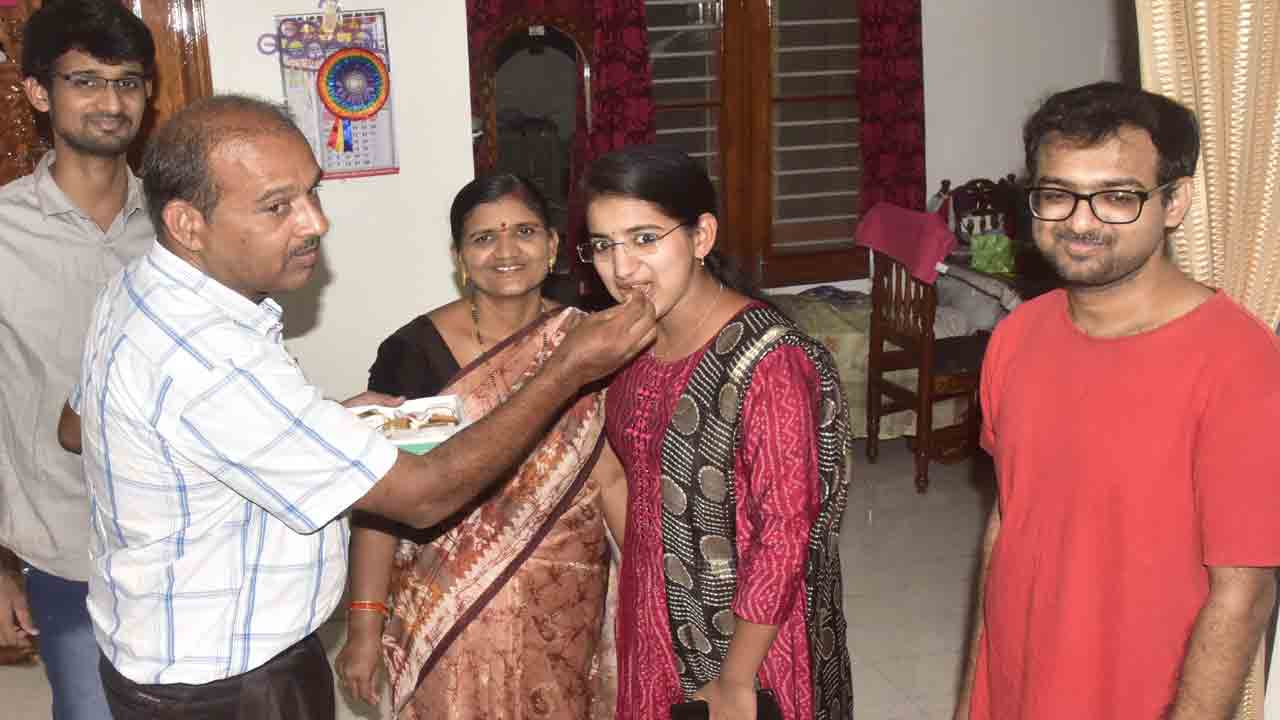 సివిల్స్‌లో మెరిసిన మనోళ్లు