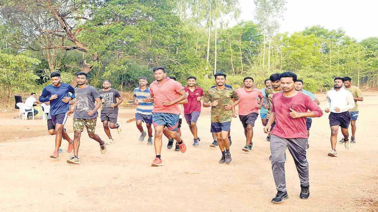 పోలీస్‌ కొలువు.. శ్రమిస్తే సులువు