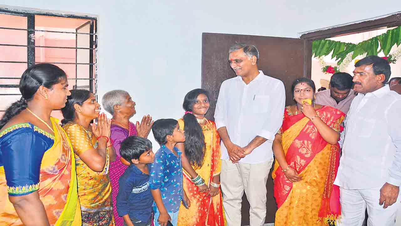 మతపిచ్చి బీజేపీ.. అసమర్థ కాంగ్రెస్‌