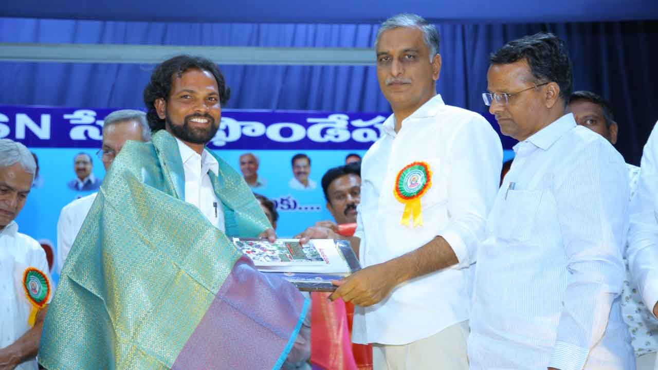 నమస్తే తెలంగాణ విలేకరి పాషాకు ఉత్తమ జర్నలిస్టు అవార్డు