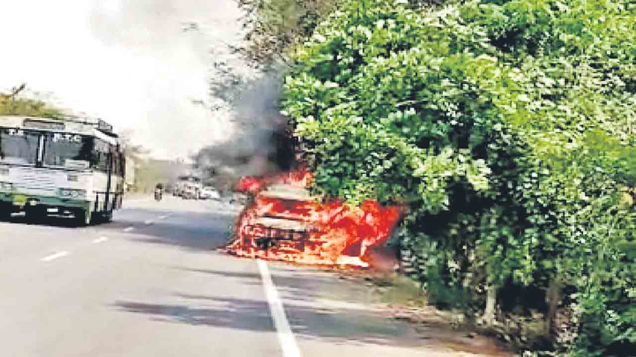 భార్య కాపురానికి వస్తలేదని కారుకు నిప్పు