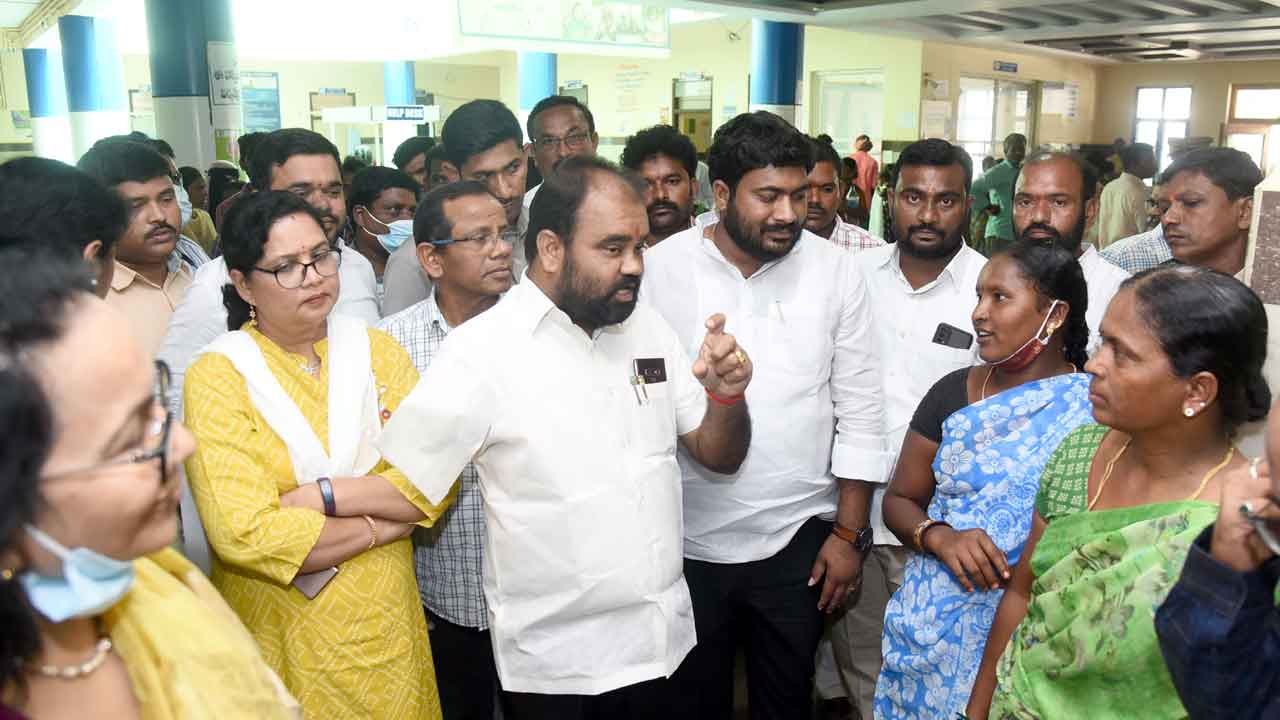 ప్రభుత్వ దవాఖానల్లో మెరుగైన సేవలు అందించాలి