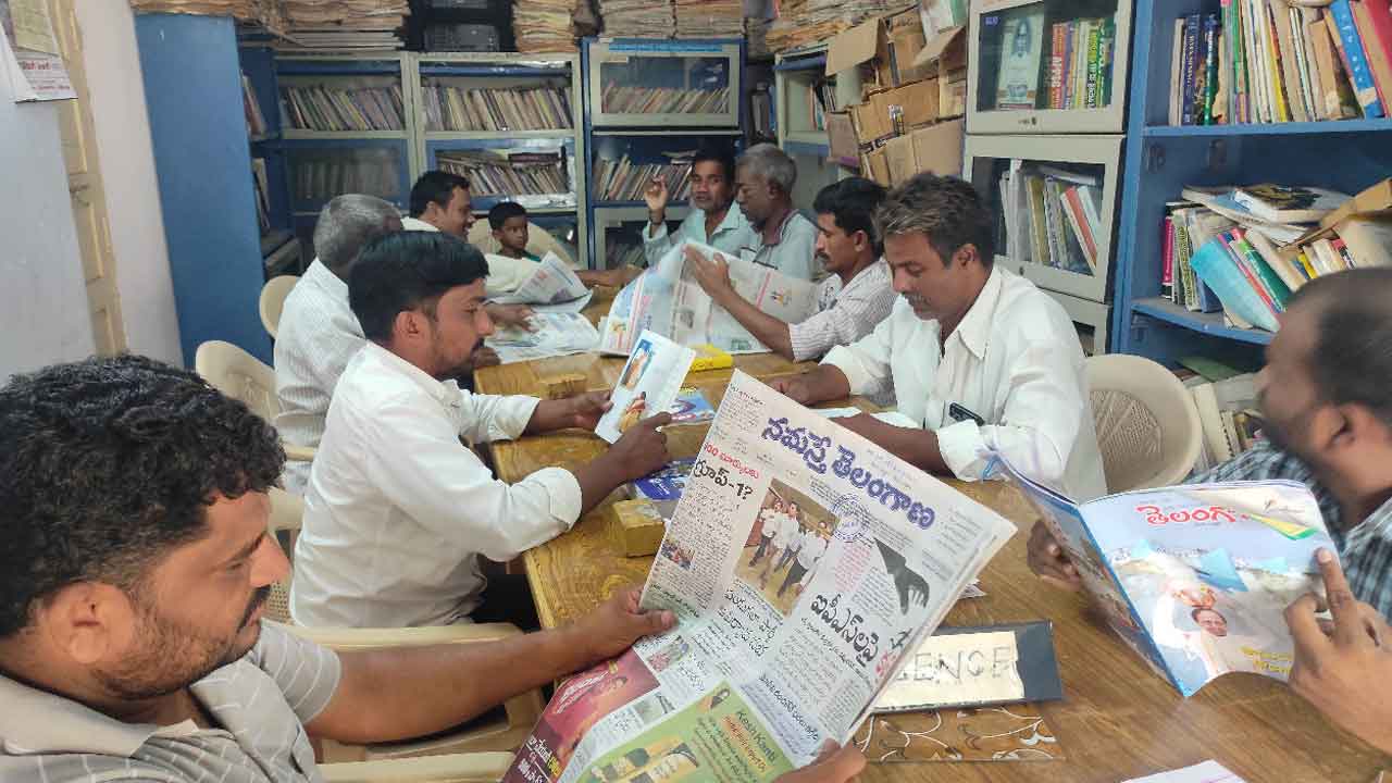 చేయిచేయి కలిపి..లైబ్రరీ నెలకొల్పి