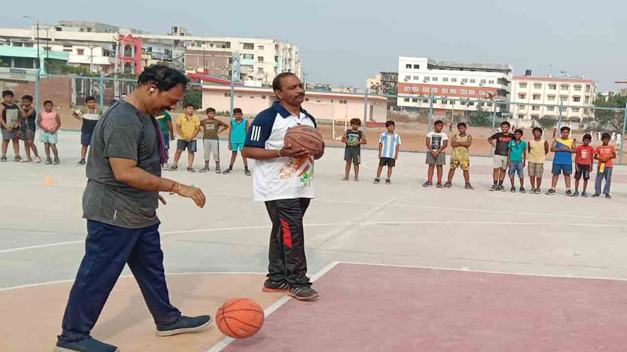 విద్యార్థులు క్రీడల్లో రాణించాలి