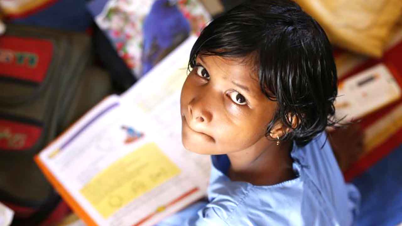 పాఠం ఒక్కటే.. భాషలు రెండు