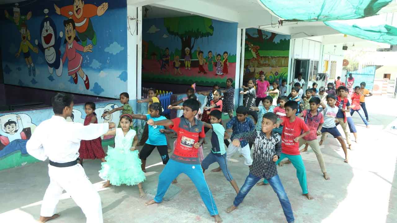 ‘అక్షర’బోధన.. ఆత్మరక్షణకు శిక్షణ