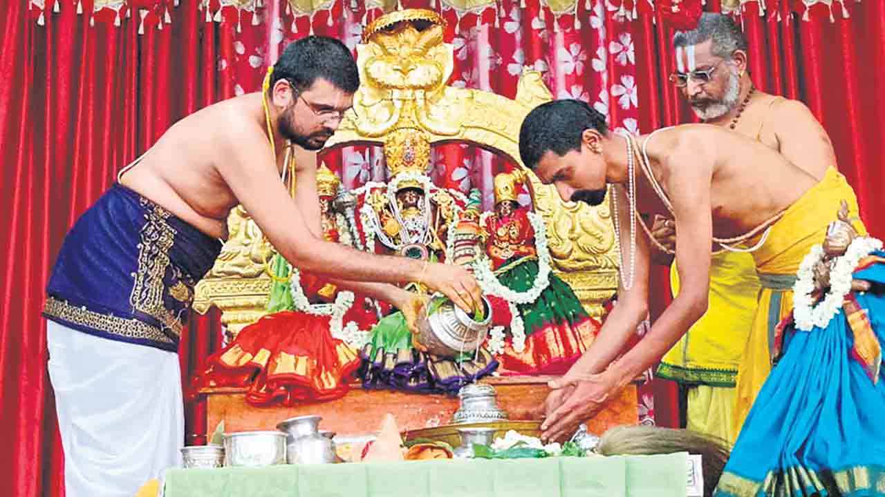 వైభవంగా రామయ్య పట్టాభిషేకం